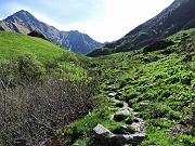 Deviando a dx si sale all'Alpe Sattal